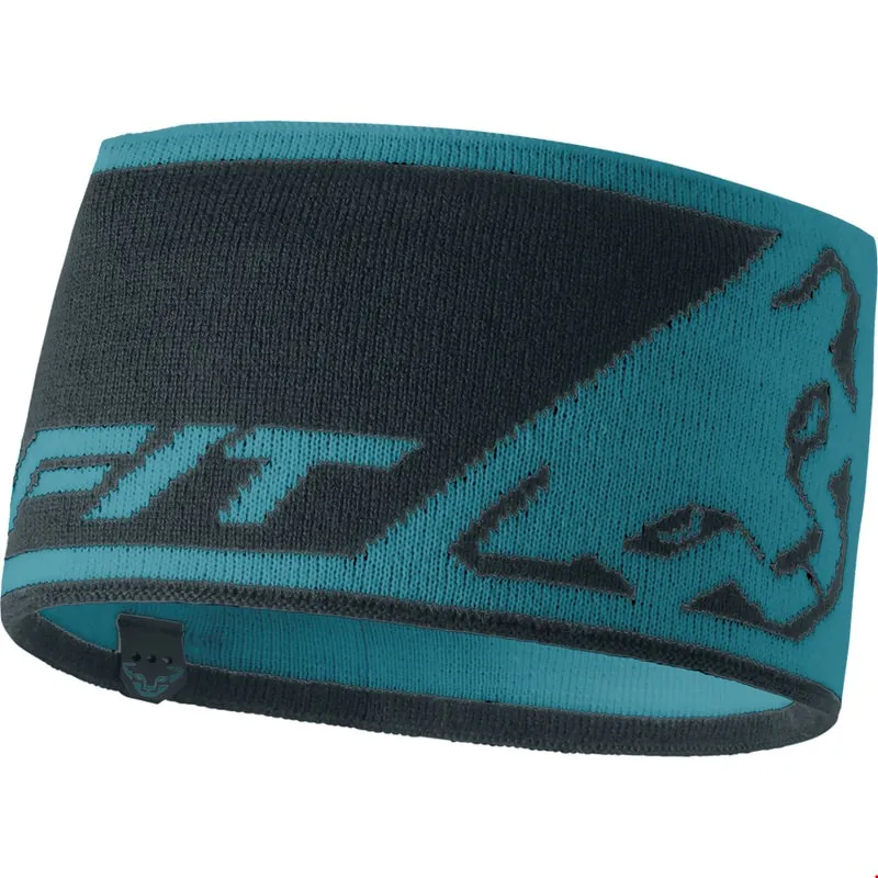 Gros plan sur le bandeau Dynafit Leopard Logo en Stormblue, montrant le logo et la texture du tissu.