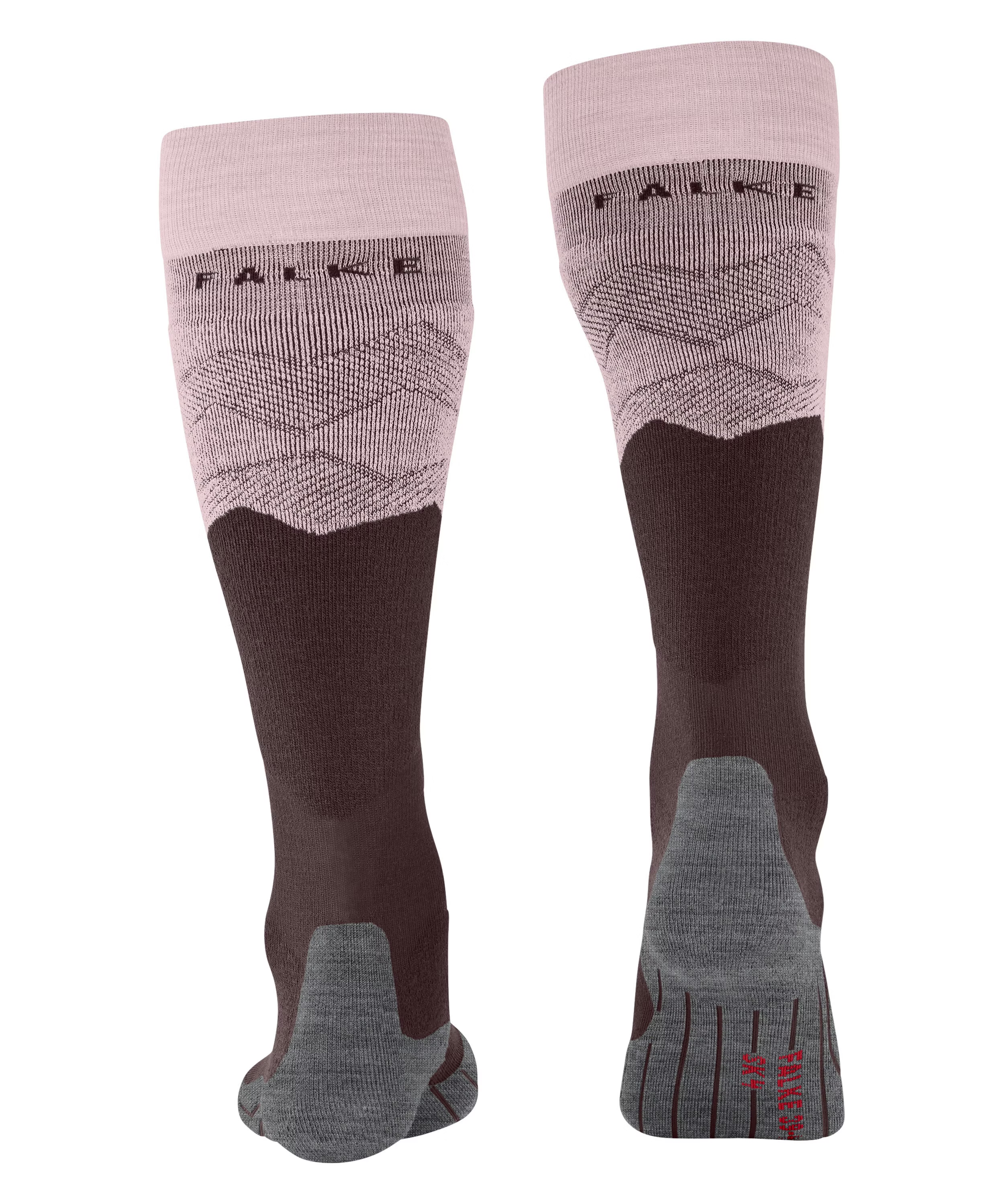 Ein Paar kniehohe Sportsocken steht aufrecht. Oben hellrosa mit dezentem, dunklerem geometrischem Muster. Übergang zu dunkelbraunem Bereich an Schaft und Fuß. Ferse und Zehen grau. Auf der Sohle rotes Falke-Logo und Größe.