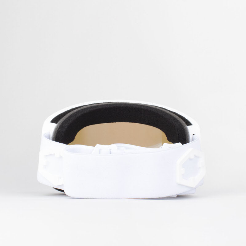 Occhiali da sci Electra bianchi con schiuma nera, cinturino elastico e lente cilindrica, adatti per essere indossati sopra gli occhiali.