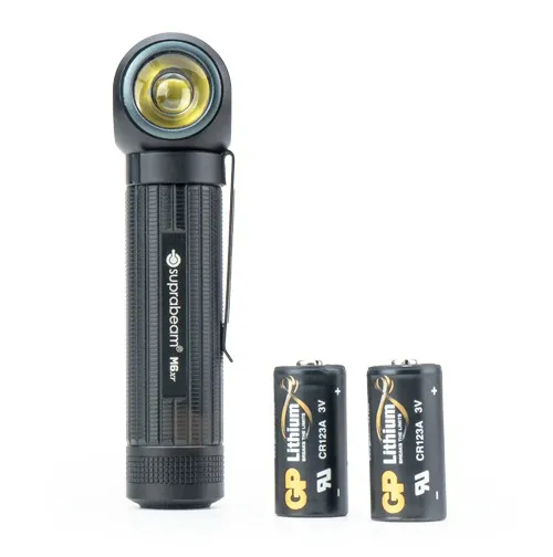 Suprabeam M6xr Multilampe mit angewinkeltem Kopf und zwei CR123A Lithium Batterien.