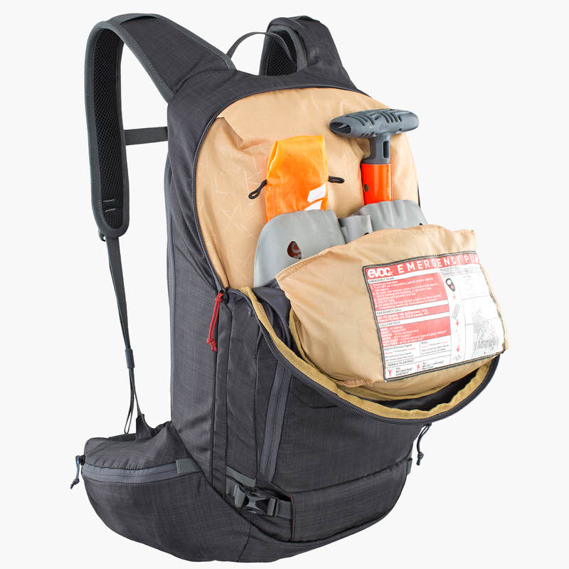 Zaino Evoc Line 20L in grigio carbonio, pieno di attrezzature e informazioni di emergenza.