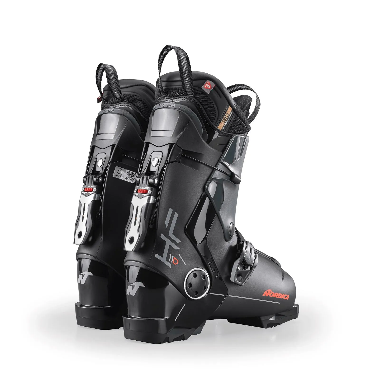 Deux chaussures de ski noires Nordica HF 110 GW par l'arrière avec boucle métallique et dragonne pour les enfiler.