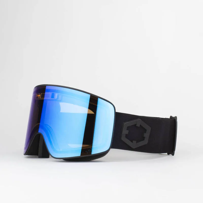 Primo piano degli occhiali da sci Electra neri con lente cilindrica blu e cinturino elastico nero su sfondo bianco.