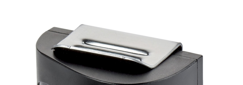 Clip di ricambio in metallo per C-Pack Primo piano: clip di ricambio per C-Pack in metallo su un alloggiamento nero.