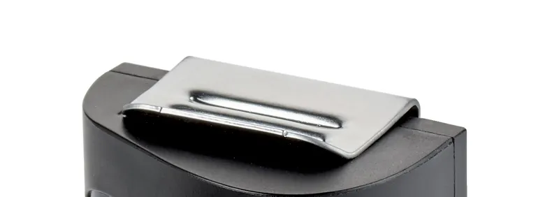 Nahaufnahme: C-Pack Ersatzclip aus Metall auf einem schwarzen Gehäuse.