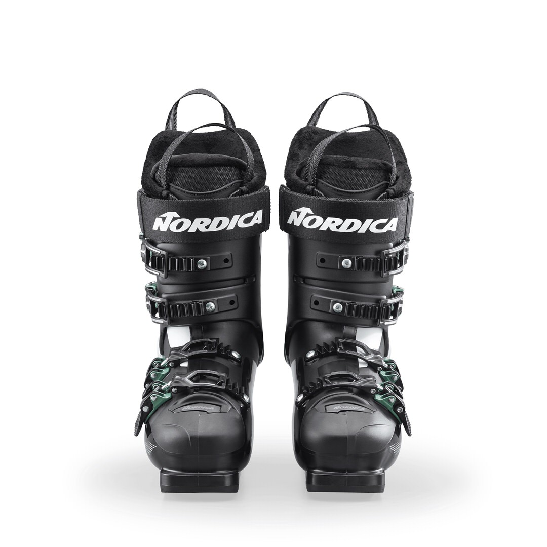 Nordica Pro Machine 115 Damen Skischuhe Frontale Ansicht von schwarzen Nordica Pro Machine 115 Damen Skischuhen mit Schnallen und Innenschuh.