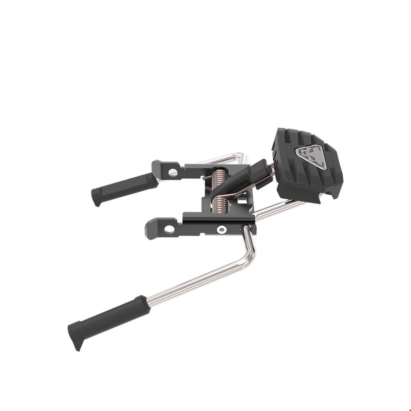 Dynafit Superlite Brake 105mm, Detailaufnahme des Skistoppers mit silbernen Bügeln und schwarzer Halterung.