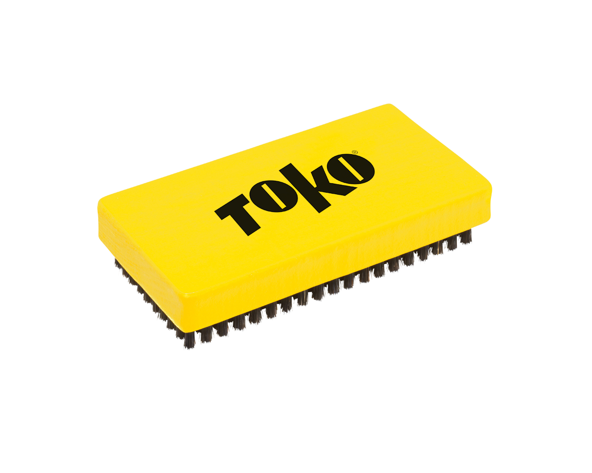 Gelber Toko Base Pinsel Gelbe Toko Base Brush mit Pferdehaarborsten und schwarzem Logo auf weißem Grund.