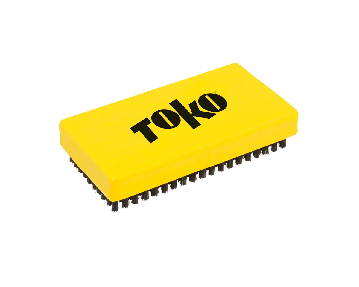 Brosse de base jaune Toko avec poils en crin de cheval et logo noir sur fond blanc.