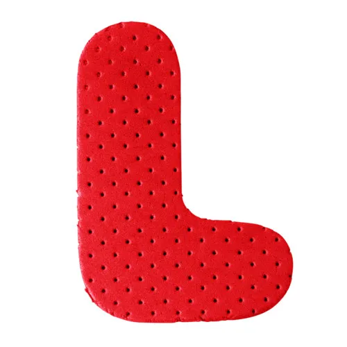 Ein rotes, gepunktetes Schaumstoff-"L" auf weißem Hintergrund.