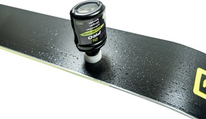 Gigaglide Ski-Beschichtung Ski mit Gigaglide Pro 50ml Flasche zur Anwendung. Beschichtung sichtbar auf Skioberfläche.