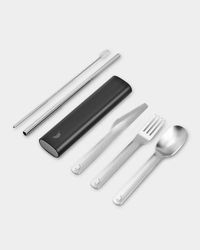 Abyss Black Besteckset: Gabel, Messer, Löffel, Teleskop-Strohhalm und schwarze Hülle, alles aus Edelstahl.