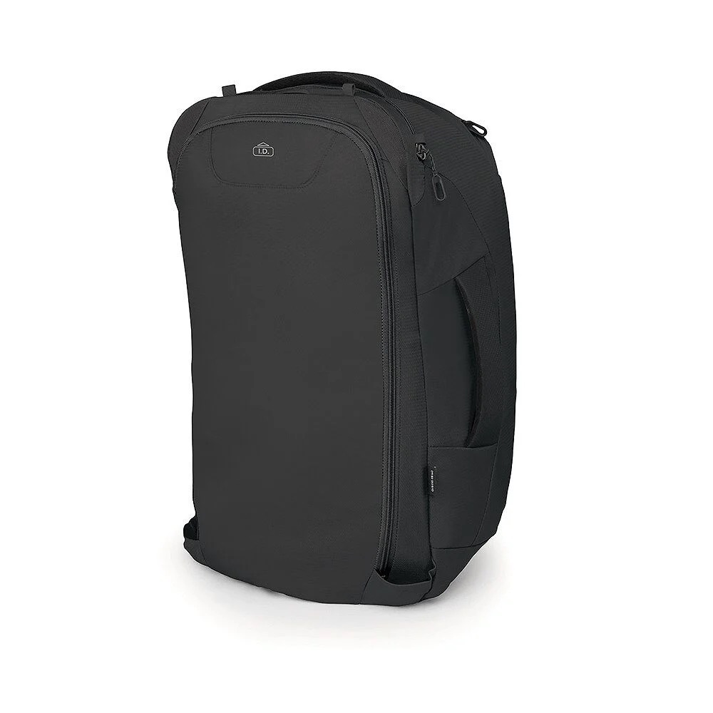 Schwarzer Osprey Fairview 40 Reiserucksack stehend, schräg von vorne sichtbar. Glatte Oberfläche mit grossem Frontreissverschluss und seitlichem Tragegriff. Schlankes Design als Handgepäck, viel Stauraum.
