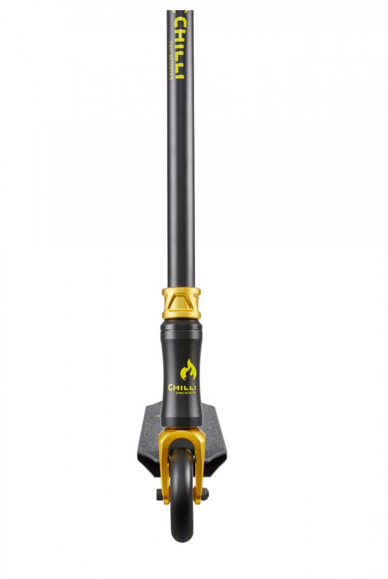 Schwarzer Chilli Pro Scooter 3000 mit goldenen Akzenten, frontal, Fokus auf Lenker, Gabel und Deck.