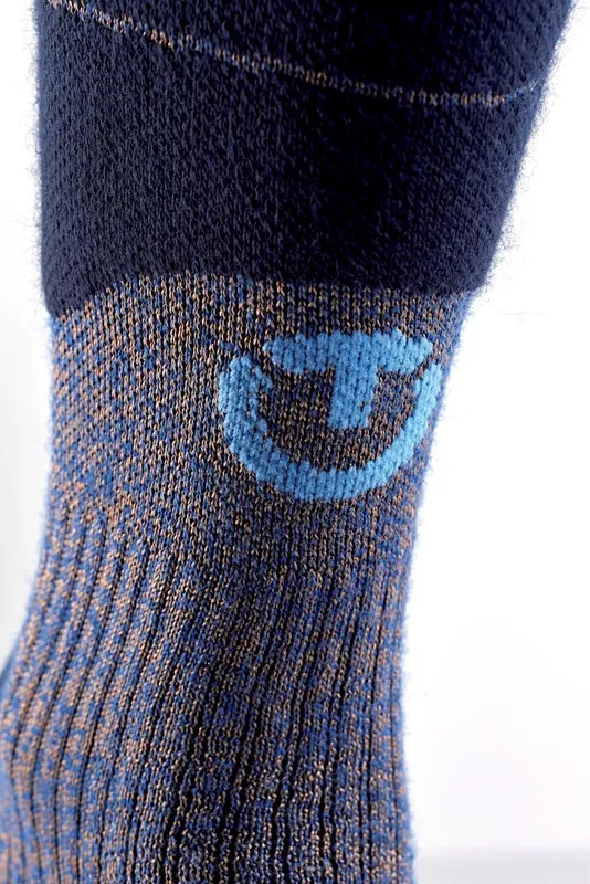 Detailaufnahme einer Therm-ic Ski Merino Reflector Herren Skisocke, mit blauem Logo auf blau-braun meliertem Untergrund.