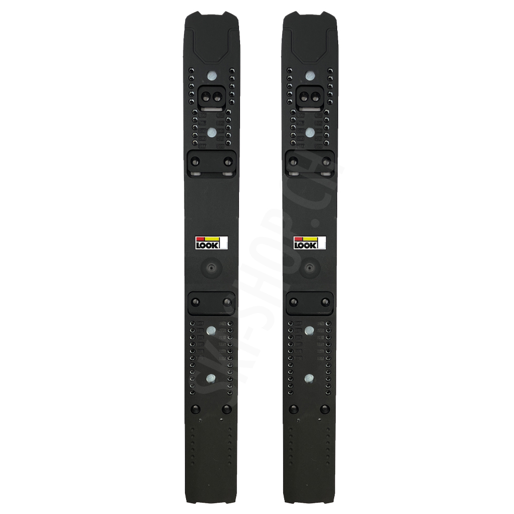 Plaques de course R22 de Look Deux R22 Raceplates noires de Look, photographiées d'en haut, avec les marques et les trous de vis.