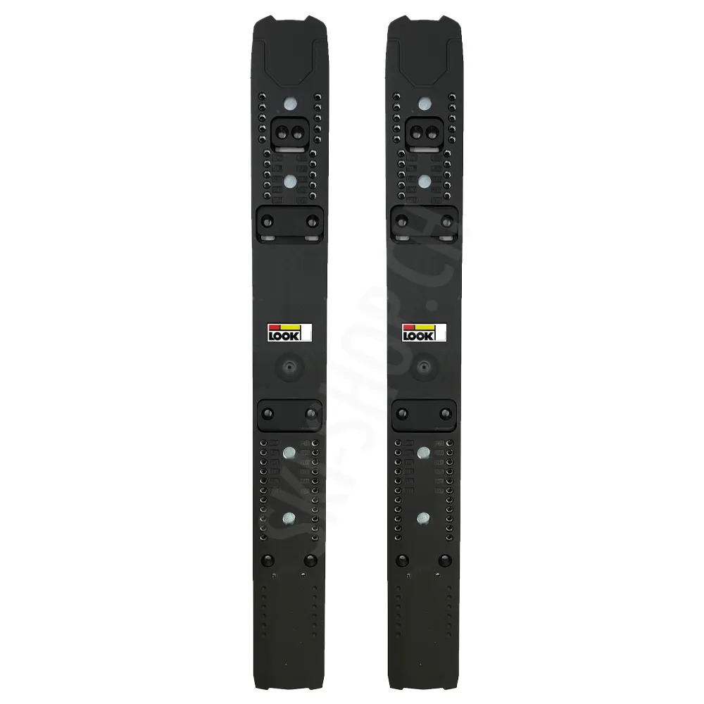 Deux R22 Raceplates noires de Look, photographiées d'en haut, avec les marques et les trous de vis.