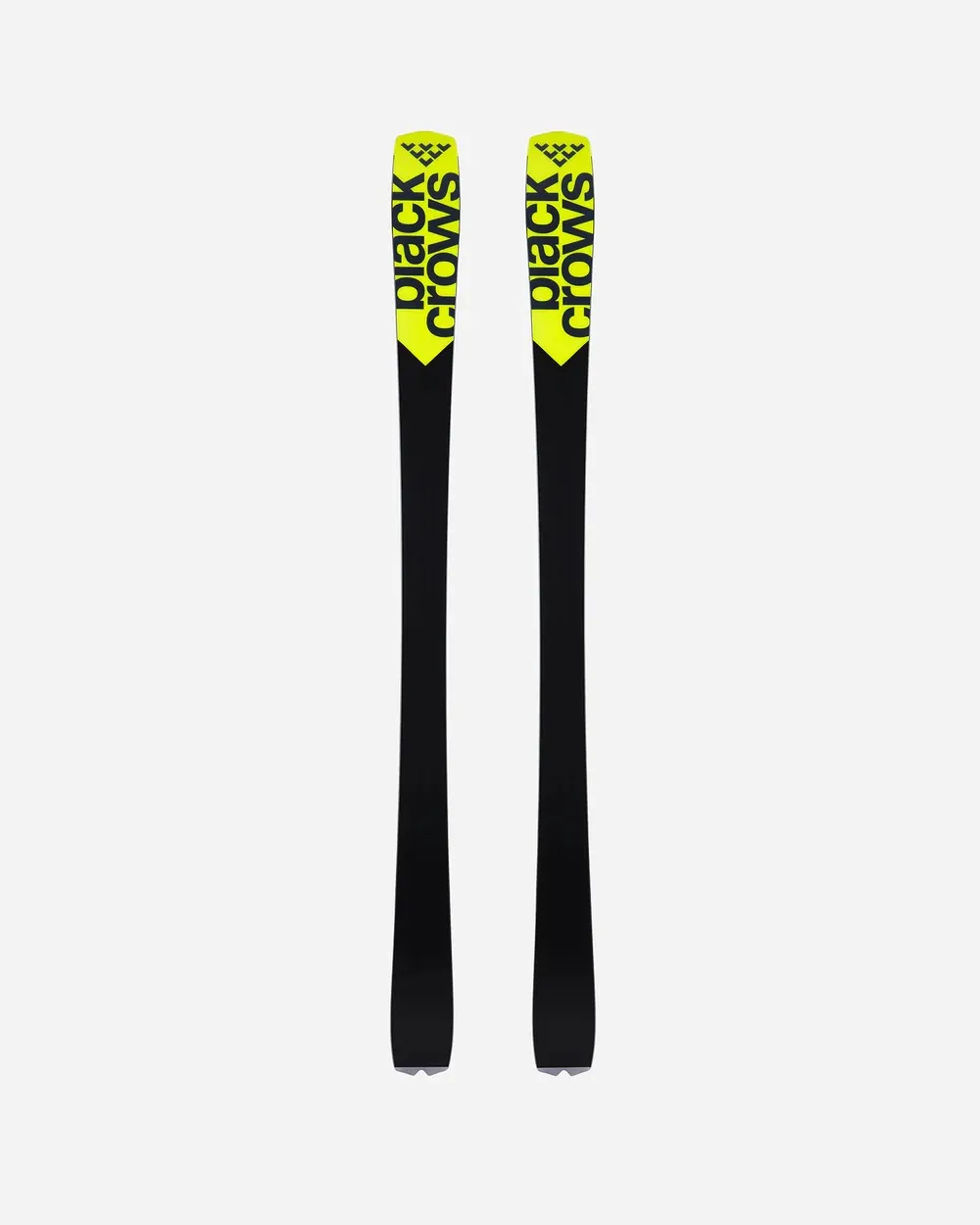 Due sci neri con logo "Black Crows" giallo sono affiancati verticalmente su sfondo bianco.
