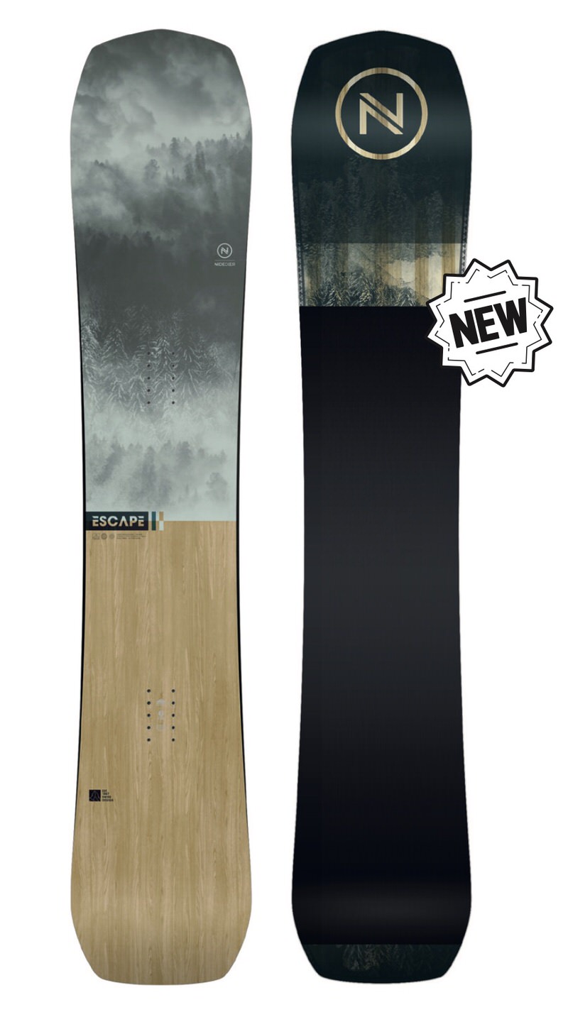Zwei Nidecker Escape Snowboards: eins mit Waldmotiv und Eschenholz, eins dunkel mit Logo.