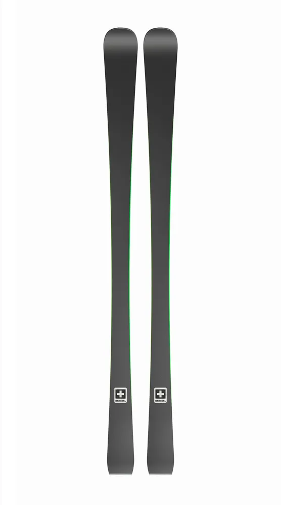 Deux skis gris Ramser Green, photographiés de face, avec des accents verts et le logo de la croix suisse au bout des skis.