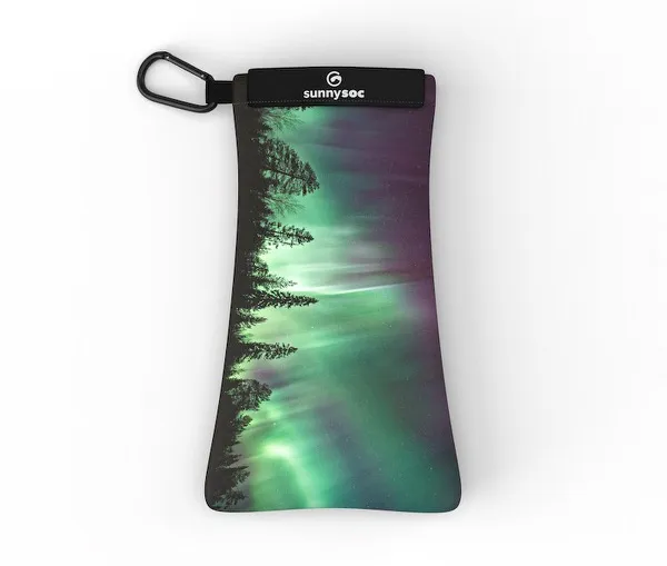 Länglicher Sunnysoc Sonnenbrillen Schutz mit Aurora Borealis und Baum Silhouette. Karabinerhaken an der Seite.