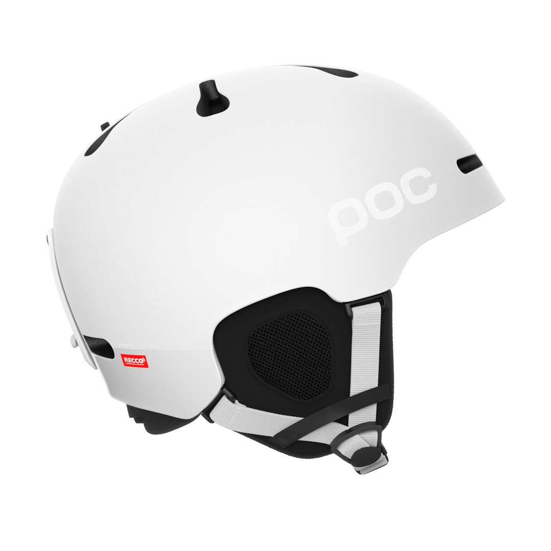 Weißer POC Fornix BC MIPS Skihelm mit Belüftungslöchern, Kinnriemen und RECCO Reflektor.