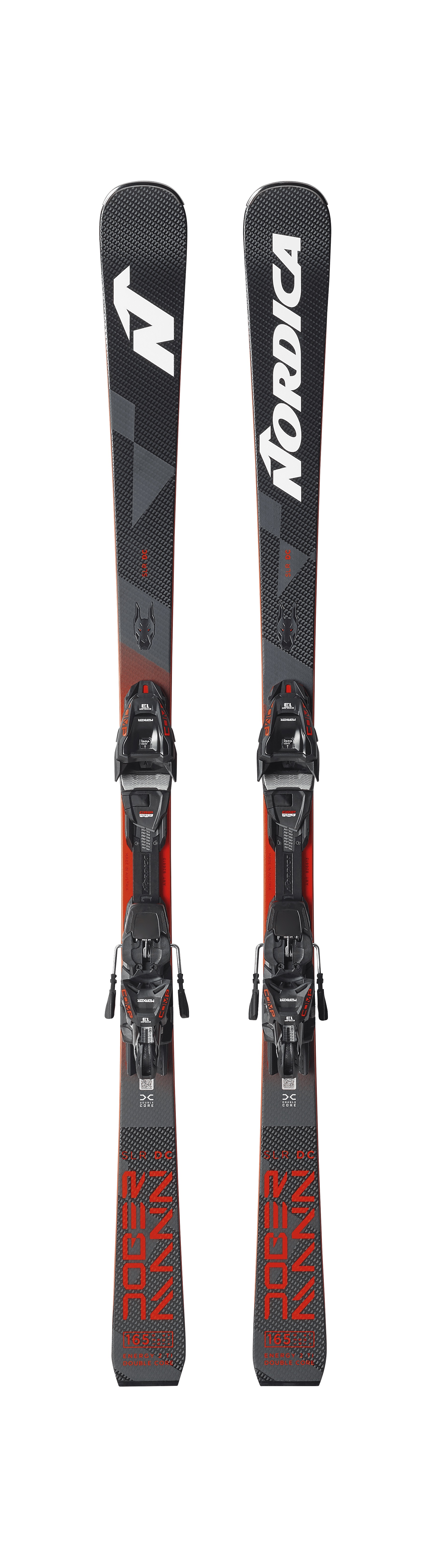 Deux Nordica Ski avec fixations se tiennent debout, côte à côte, sur un fond blanc. Le ski est gris foncé avec des accents rouges.