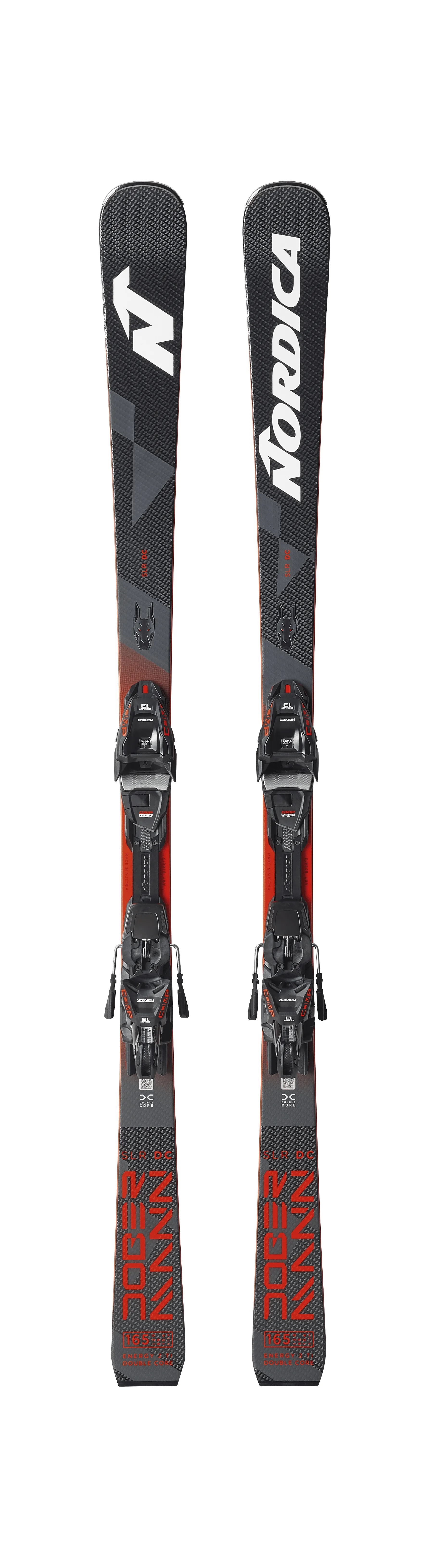 Zwei Nordica Ski mit Bindungen stehen aufrecht nebeneinander vor einem weißen Hintergrund. Der Ski ist dunkelgrau mit roten Akzenten.