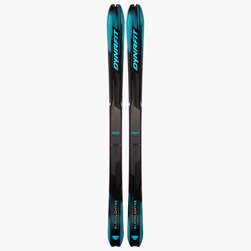 Zwei Dynafit Blacklight 88 Ski, mit blau-schwarzem Design, stehend aufrecht vor einem weißen Hintergrund.