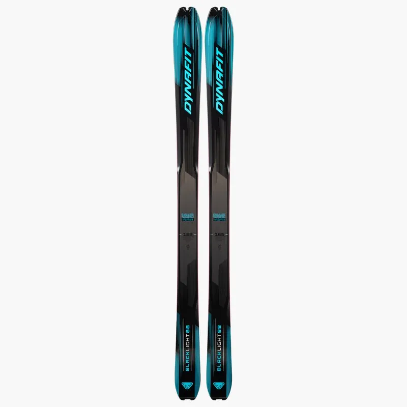 Zwei Dynafit Blacklight 88 Ski, mit blau-schwarzem Design, stehend aufrecht vor einem weißen Hintergrund.