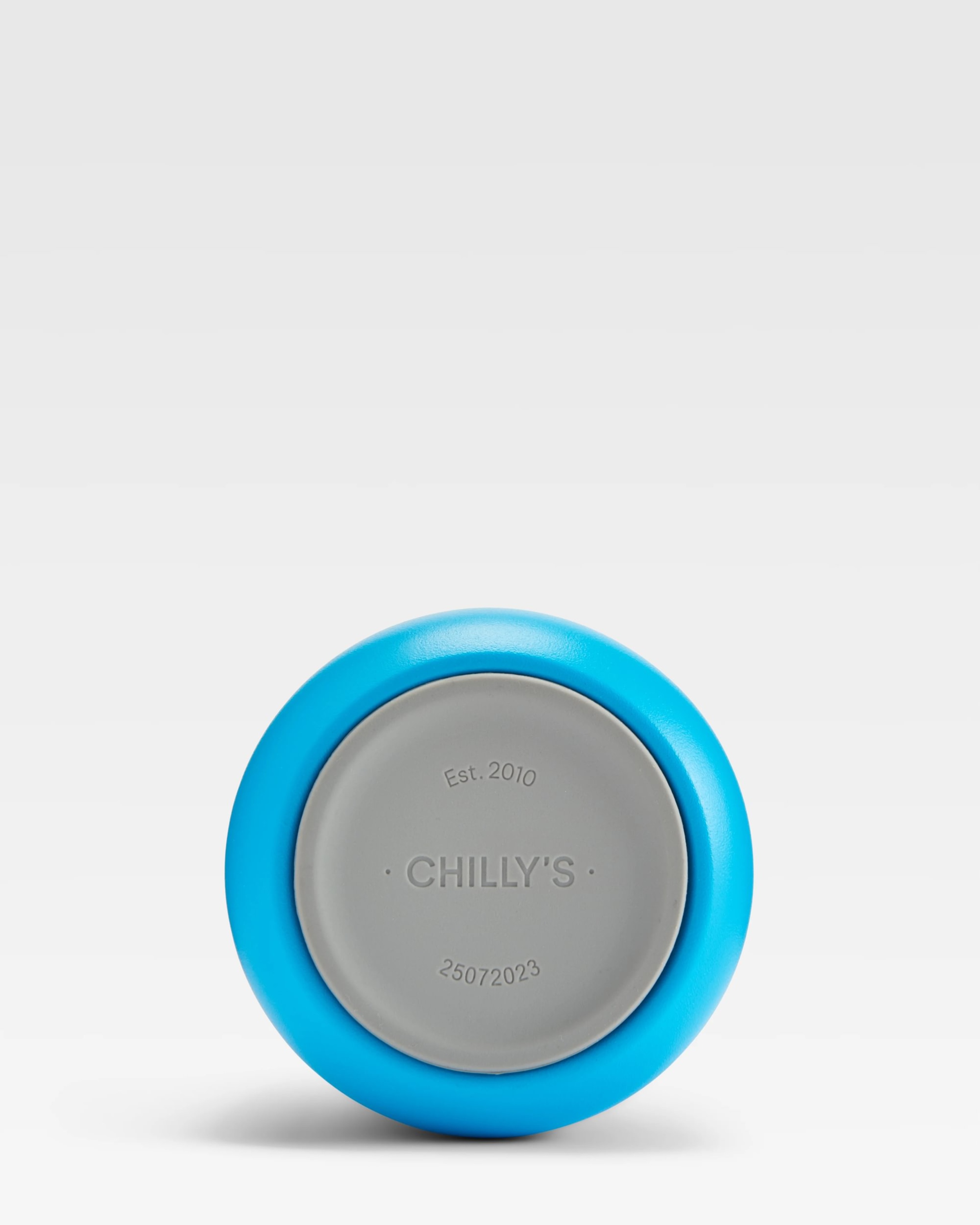 Gros plan sur la partie inférieure d'une flip bottle bleue Chilly's Series 2, le logo et la date sont visibles.