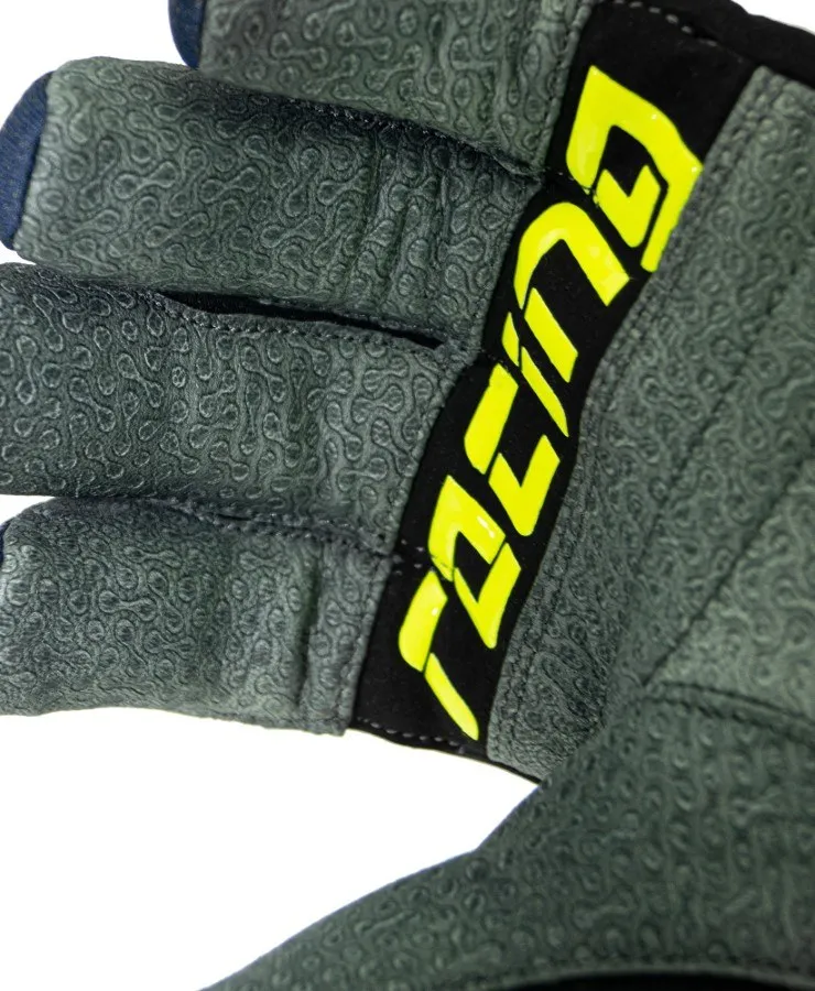 Primo piano del guanto Reusch Marco Odermatt, con testo grigio e logo Reusch giallo su una fascia nera.