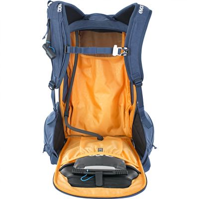 Sac à dos ouvert Evoc Line Pro 20L en denim, doublure orange, protection dorsale visible.