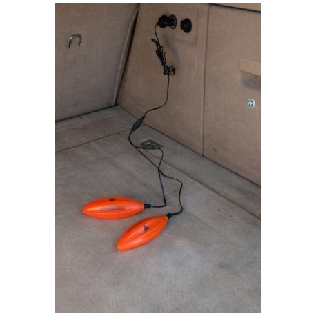 Orangene Alpenheat Schuhtrockner mit Kabel im Auto, Stecker an der Bordsteckdose.