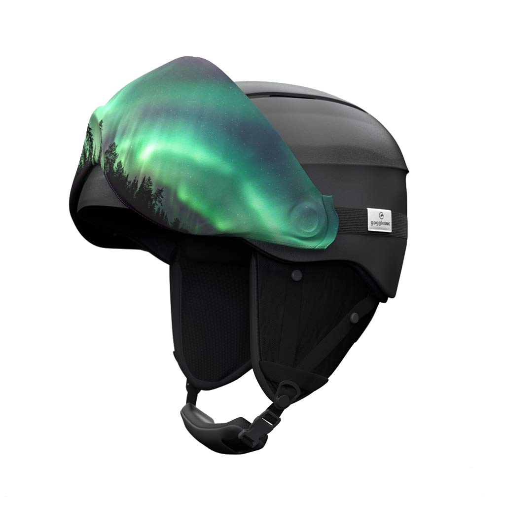 Skihelm mit Aurora Visorsoc Schutzüberzug. Das Muster zeigt grüne Nordlichter über dunklen Bäumen.