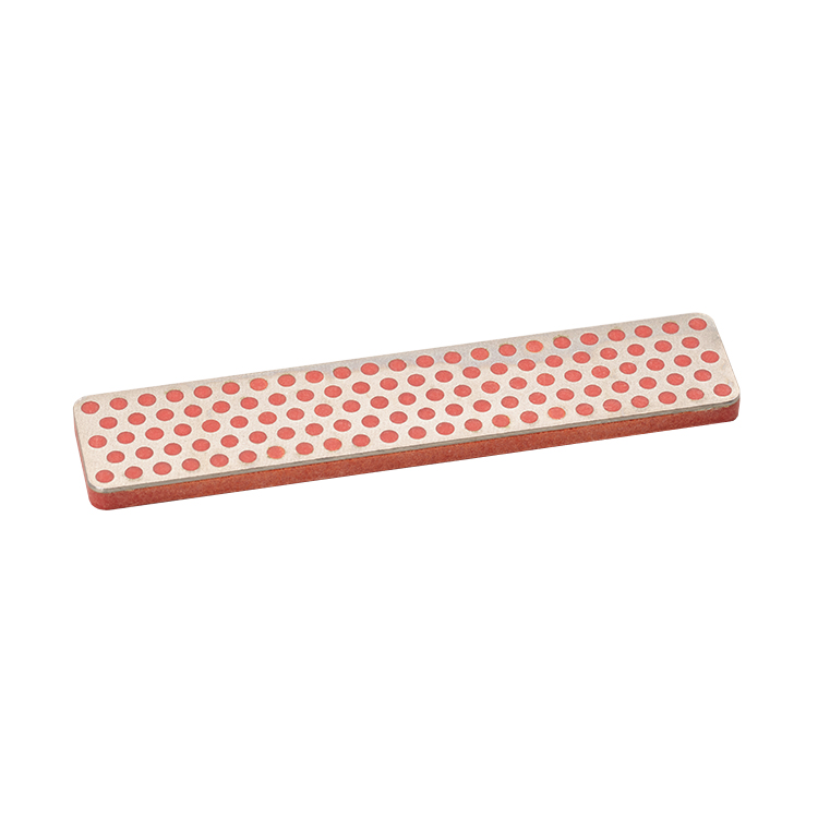 Lime diamantée rouge Rectangulaire Lime diamantée rouge rectangulaire avec des trous régulièrement espacés sur une surface grise.