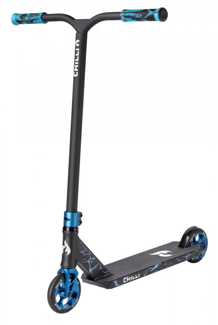 Chilli Pro Scooter Reaper Reloaded nero con accenti blu su ruote e maniglie. La coperta presenta un motivo a crepe.