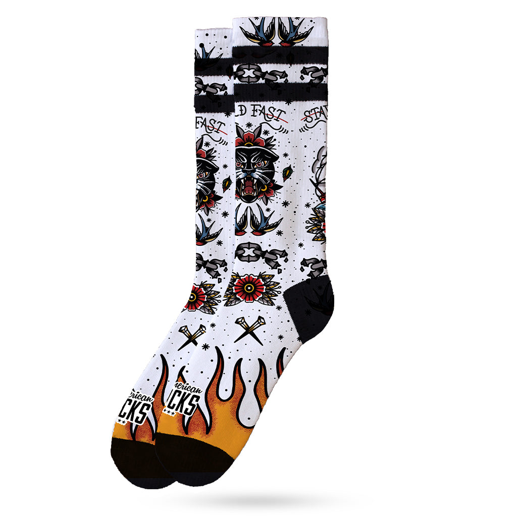 Chaussettes à motifs de tatouage Chaussettes blanches à motifs avec des motifs de tatouage et des flammes dans le design Inked Socks.