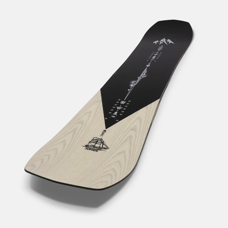 Jones Flagship Pro Snowboard Das Jones Flagship Pro Snowboard zeigt ein Holzfurnier-Design mit einer schwarzen Spitze und Grafiken.