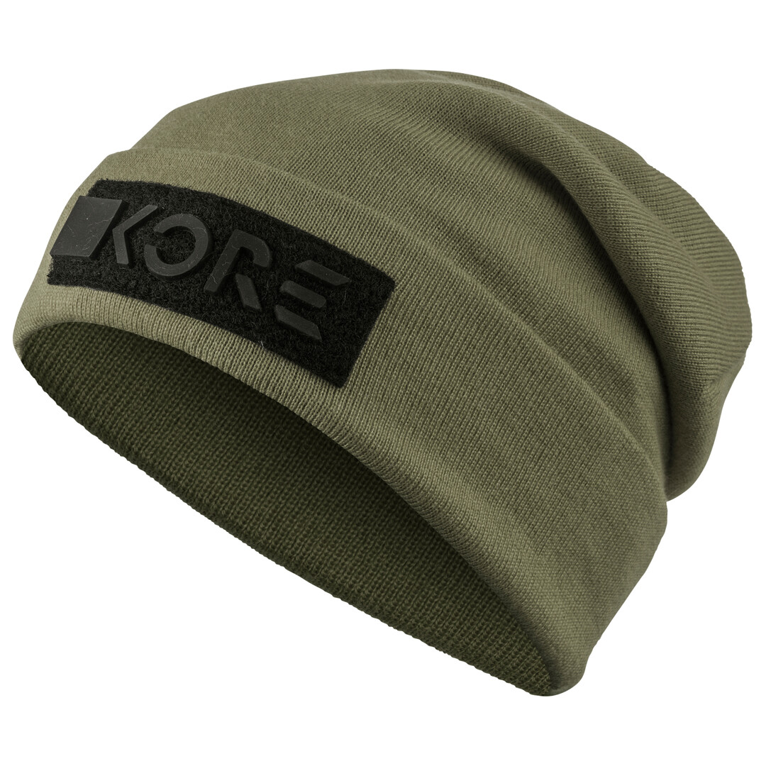 Olivegrüne KORE Beanie mit schwarzem, rechteckigen Aufnäher und schwarzer KORE-Aufschrift.