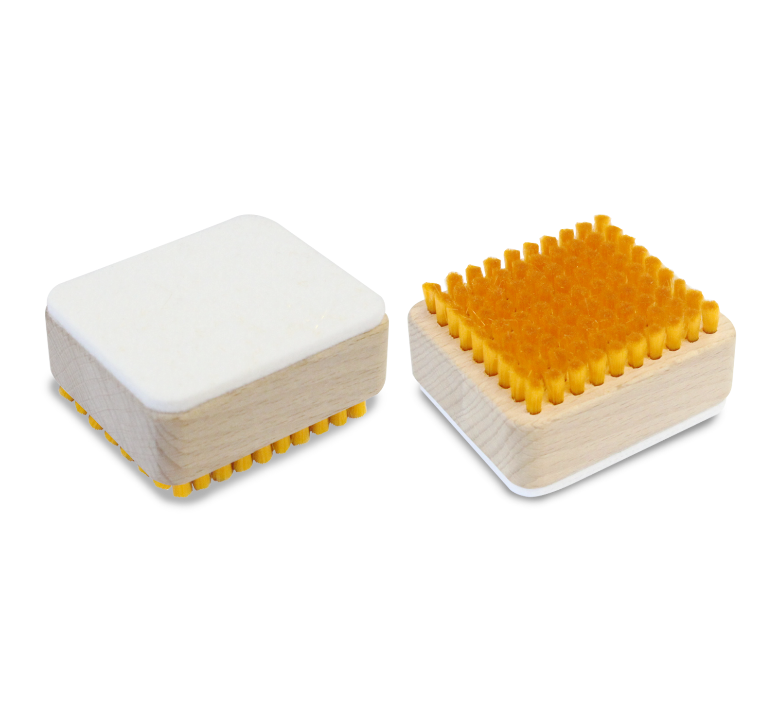Deux brosses : une brosse en feutre et une brosse en nylon jaune avec manche en bois. Pour l'application de Vola M23-Race Top Finish jaune.
