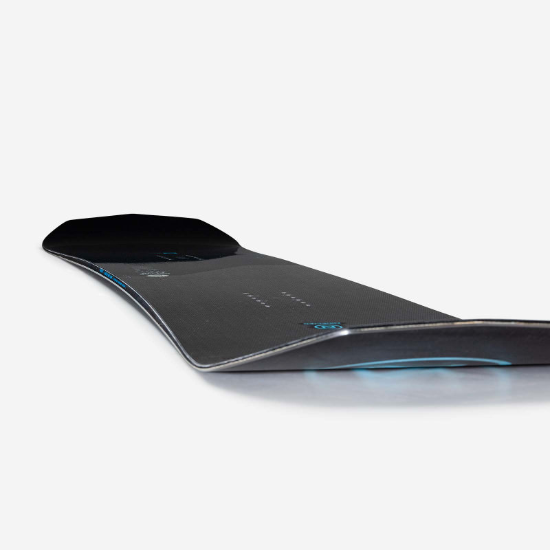 Schwarzes Nidecker Blade Plus Snowboard, von der Seite fotografiert, mit blauem Akzent auf weißem Hintergrund.