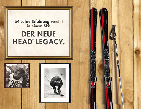 Head Ski LEGACY Holzwand mit gerahmtem Werbeplakat, zwei Fotos von Skifahrern und ein Paar Ski mit Stöcken.