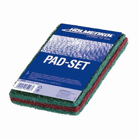 Ein Pad-Set zum Aufrauen und Polieren von Ski und Snowboard Belägen, gestapelt mit blauer Verpackung, grüne und rote Pads.