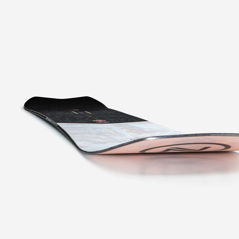 Detailansicht des Nidecker Odyssey Snowboards für Damen, Fokus auf das Design von Oberseite und Boardende.