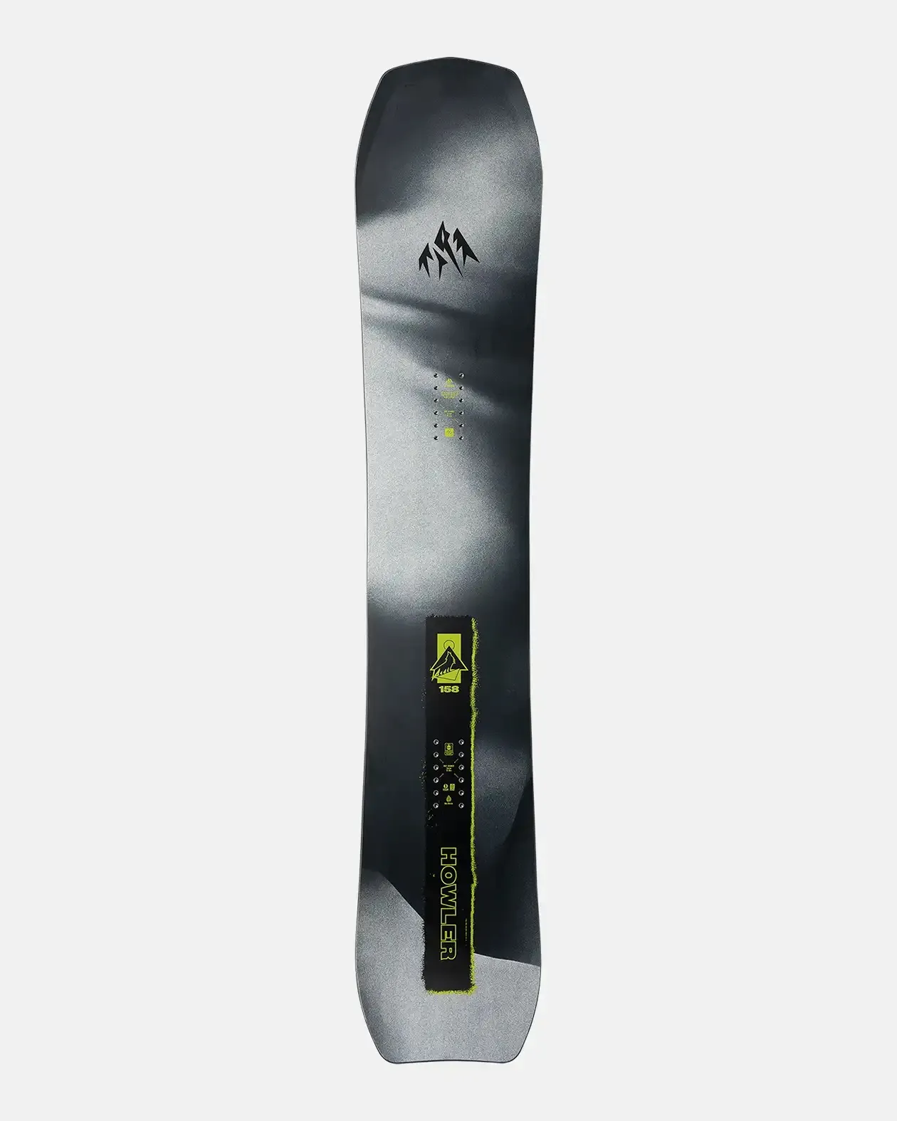 Una tavola da snowboard con un design nei toni del grigio e del nero, accenti in giallo neon, oltre a loghi e scritte.