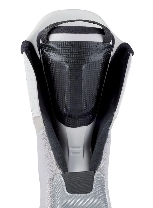 Vue intérieure d'une chaussure de ski avec IPS Spoiler Cover au niveau du talon. Motif tissé noir visible.