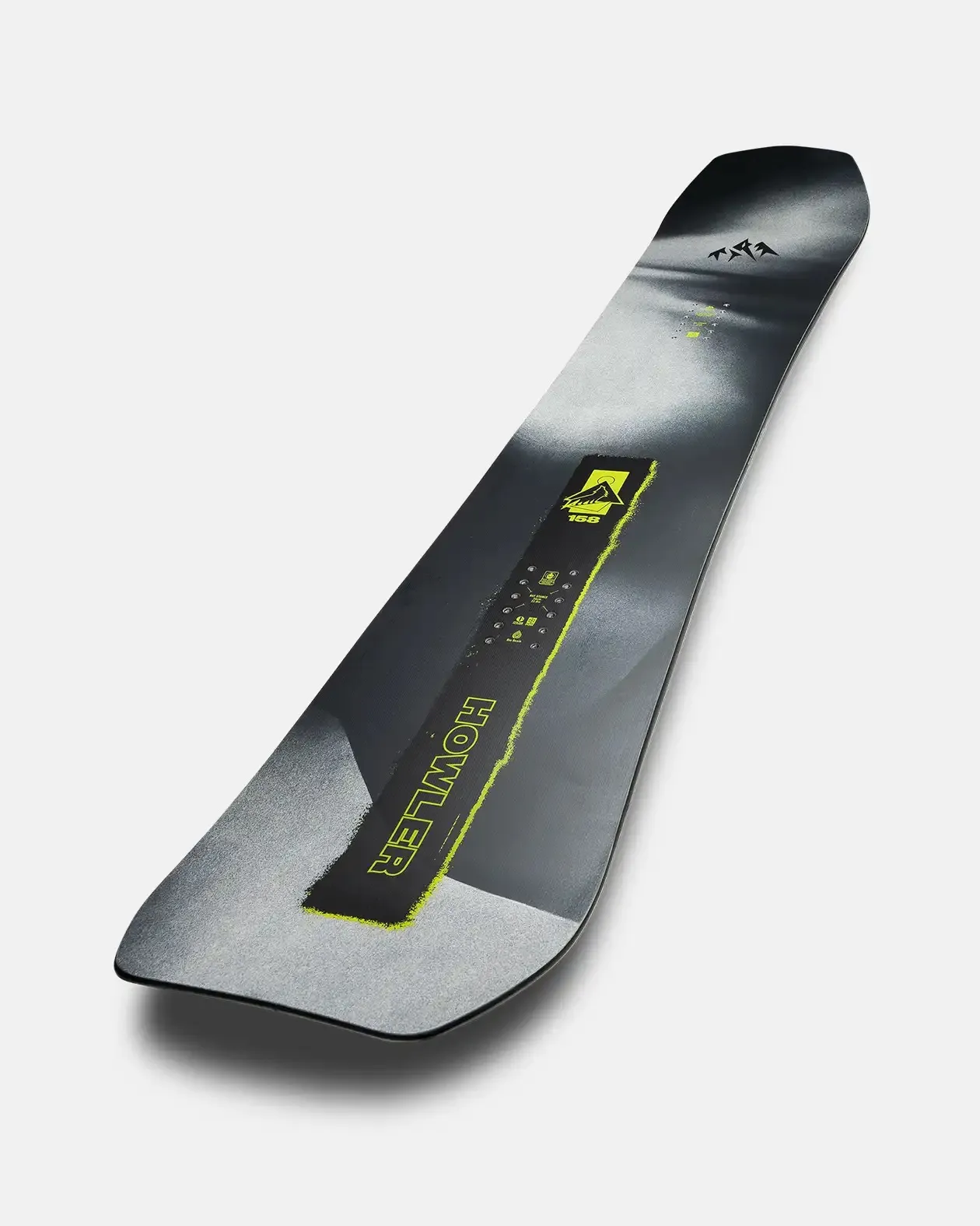 Uno snowboard si trova in diagonale su uno sfondo bianco con sfumature grigie e nere e accenti gialli.