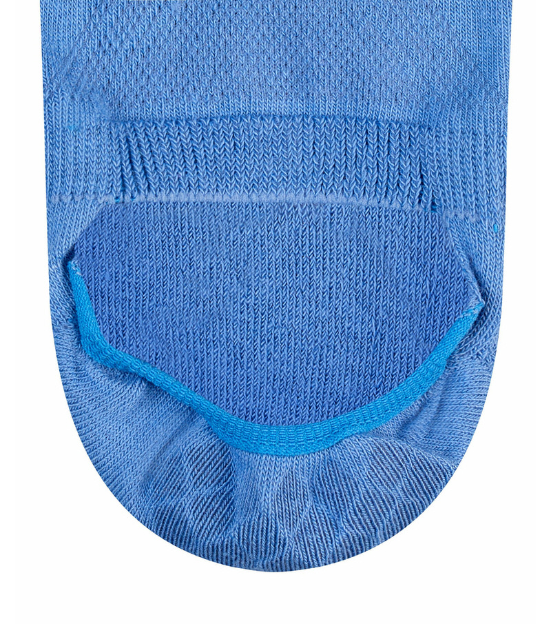 Detailaufnahme eines hellblauen Damen Füßlings im Rib-Muster mit verstärkter Spitze.