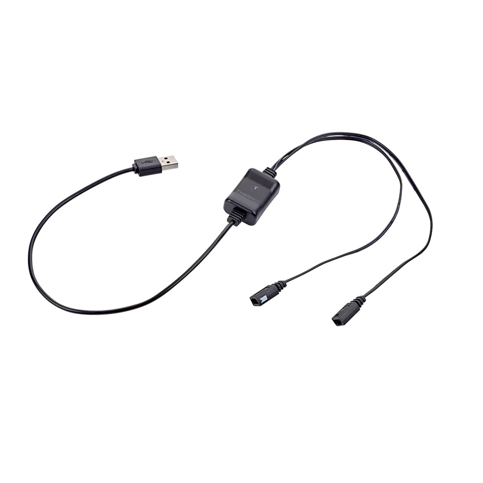 Schwarzes Kabel mit USB-Stecker, Verteilerstück und zwei Anschlussenden auf weißem Hintergrund.